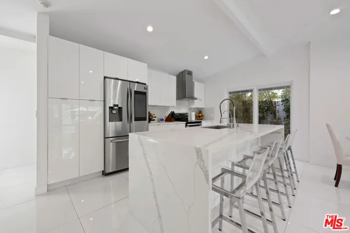 1318 N Beachwood Drive, Burbank, California 91506