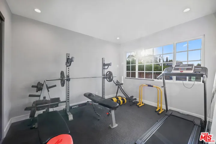 1318 N Beachwood Drive, Burbank, California 91506