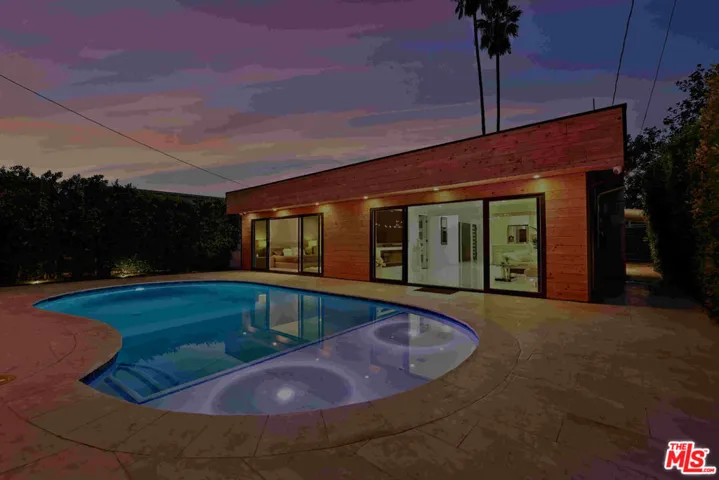 1318 N Beachwood Drive, Burbank, California 91506