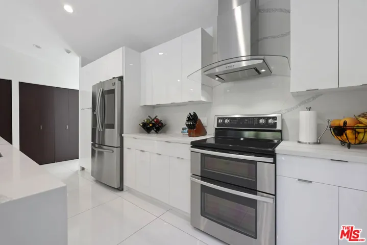 1318 N Beachwood Drive, Burbank, California 91506