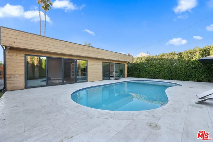 1318 N Beachwood Drive, Burbank, California 91506