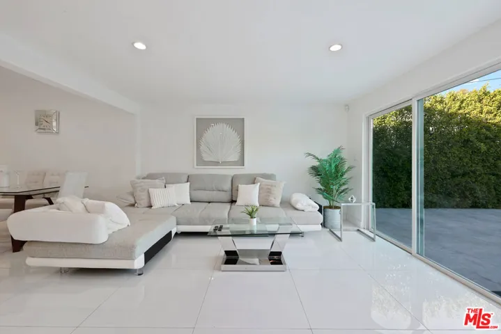 1318 N Beachwood Drive, Burbank, California 91506