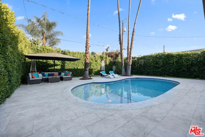 1318 N Beachwood Drive, Burbank, California 91506