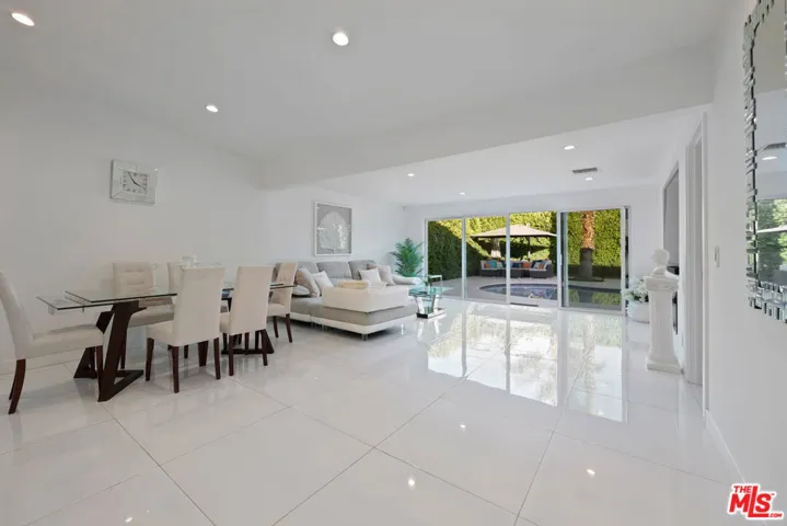 1318 N Beachwood Drive, Burbank, California 91506