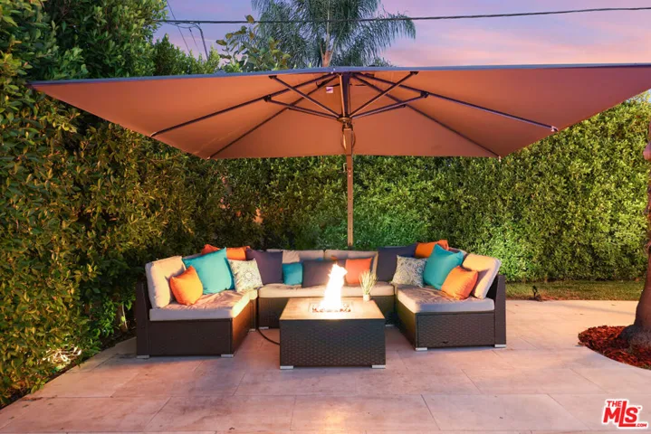 1318 N Beachwood Drive, Burbank, California 91506