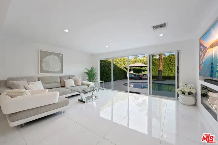 1318 N Beachwood Drive, Burbank, California 91506
