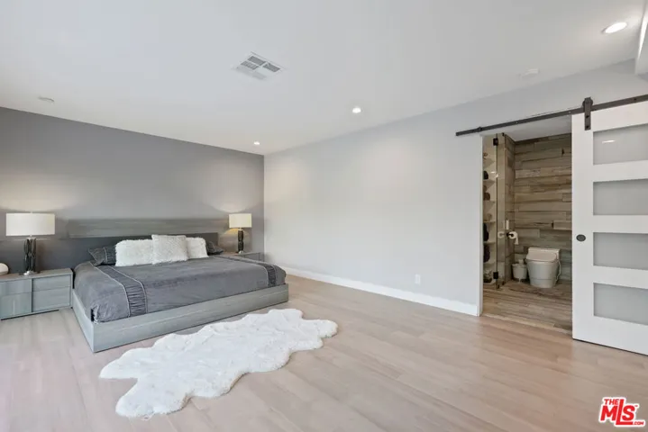1318 N Beachwood Drive, Burbank, California 91506
