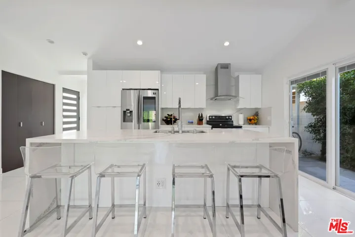 1318 N Beachwood Drive, Burbank, California 91506