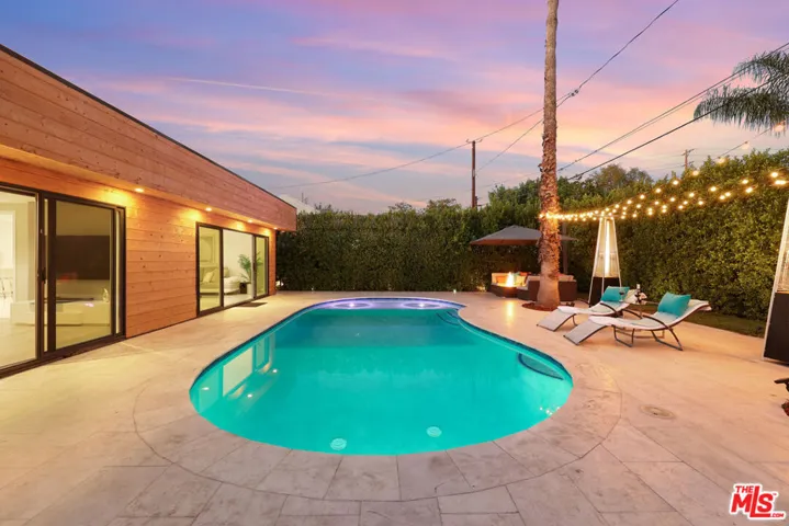 1318 N Beachwood Drive, Burbank, California 91506