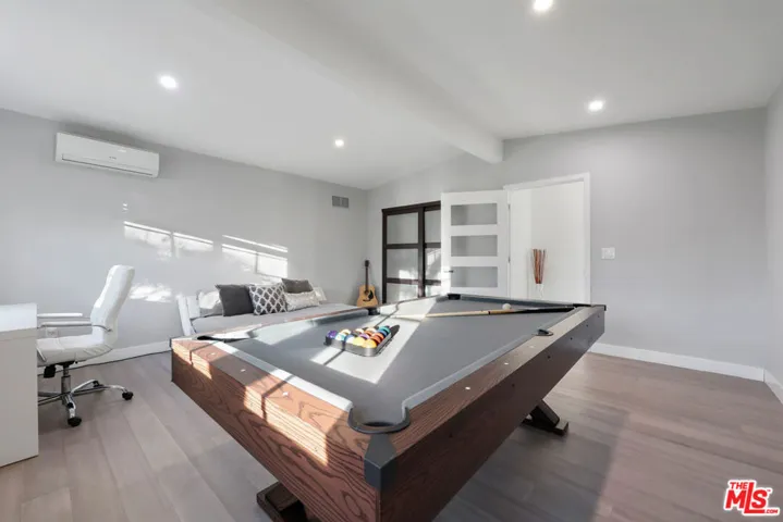 1318 N Beachwood Drive, Burbank, California 91506
