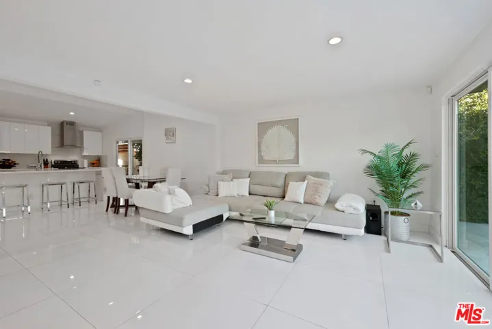 1318 N Beachwood Drive, Burbank, California 91506