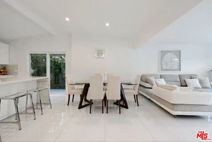 1318 N Beachwood Drive, Burbank, California 91506