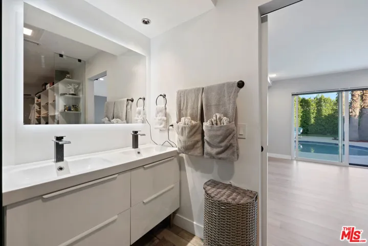 1318 N Beachwood Drive, Burbank, California 91506