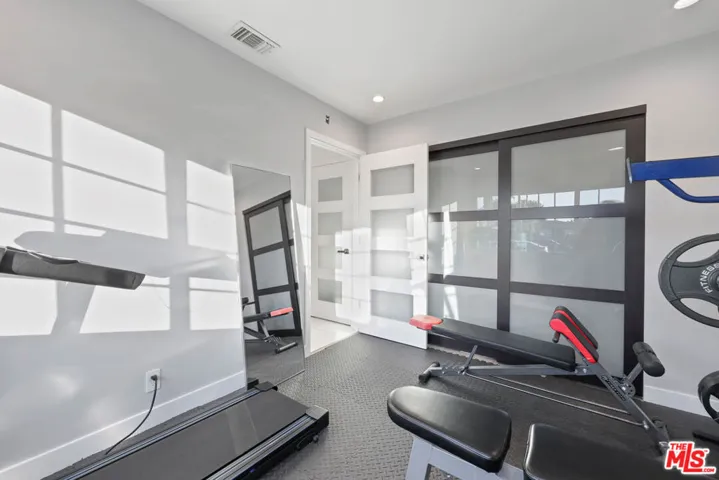 1318 N Beachwood Drive, Burbank, California 91506