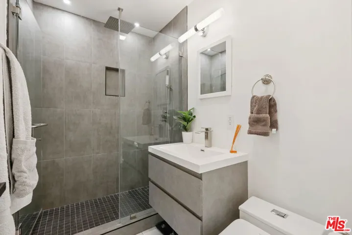 1318 N Beachwood Drive, Burbank, California 91506