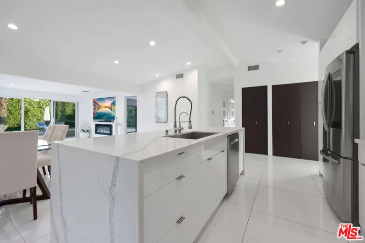 1318 N Beachwood Drive, Burbank, California 91506