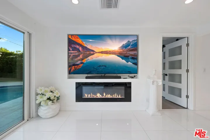 1318 N Beachwood Drive, Burbank, California 91506
