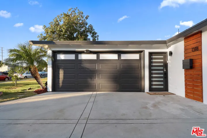 1318 N Beachwood Drive, Burbank, California 91506