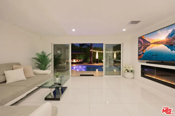 1318 N Beachwood Drive, Burbank, California 91506