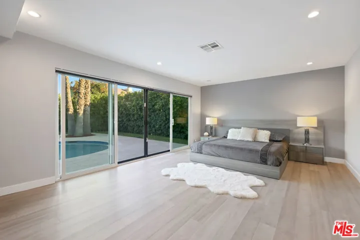 1318 N Beachwood Drive, Burbank, California 91506
