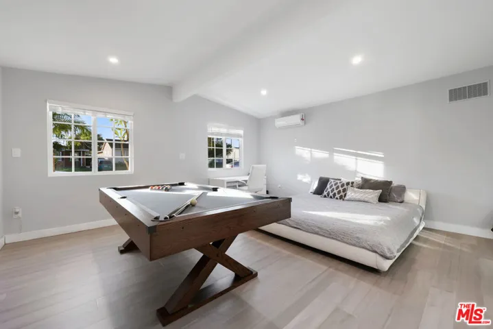 1318 N Beachwood Drive, Burbank, California 91506