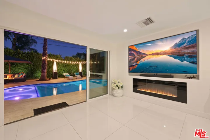 1318 N Beachwood Drive, Burbank, California 91506