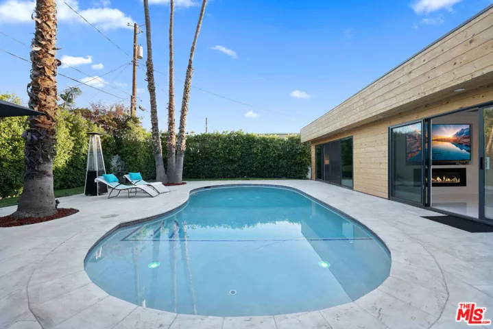1318 N Beachwood Drive, Burbank, California 91506