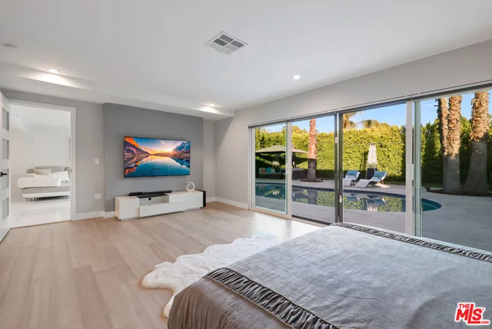 1318 N Beachwood Drive, Burbank, California 91506