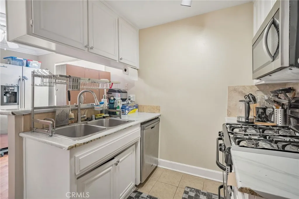 7045 Woodley Avenue 120, Van Nuys, California 91406 home-pic-16