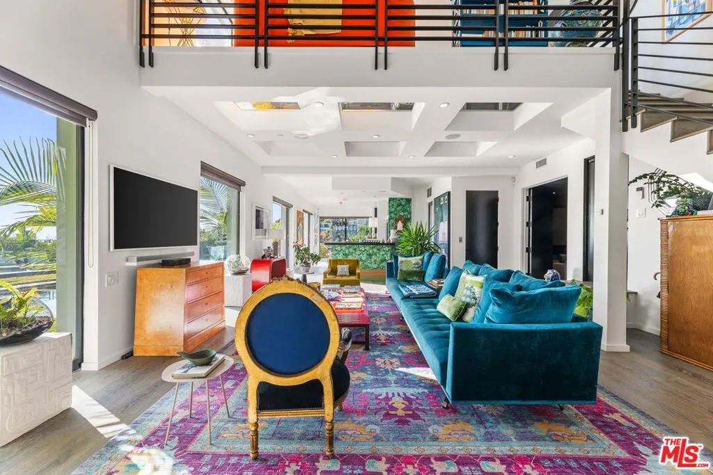 1501 Viewsite Terrace, Los Angeles, California 90069 home-pic-4