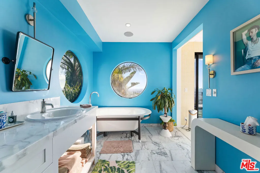 1501 Viewsite Terrace, Los Angeles, California 90069 home-pic-18