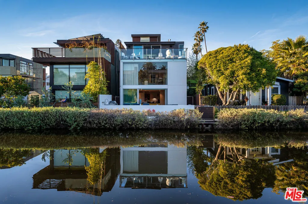 453 Sherman Canal, Venice, California 90291, 3 Bedrooms Bedrooms, ,5 BathroomsBathrooms,Residential,For Sale,Sherman Canal,25538525
