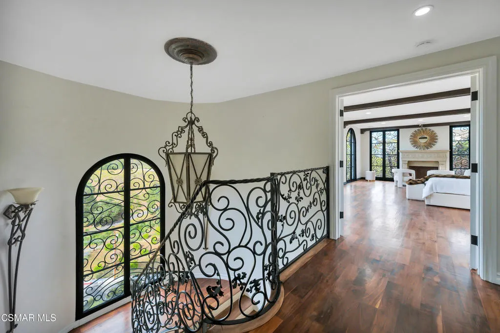 1301 N Beverly Drive, Beverly Hills, California 90210 home-pic-59