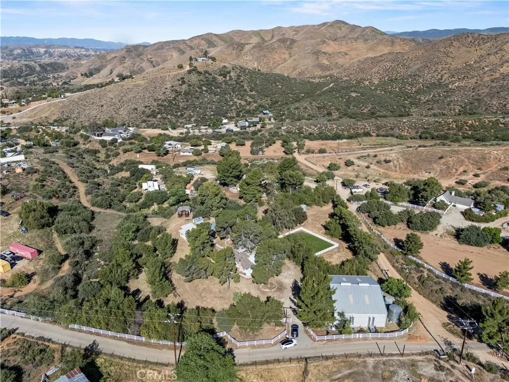 32651 Teller Avenue, Agua Dulce, California 91390 home-pic-1