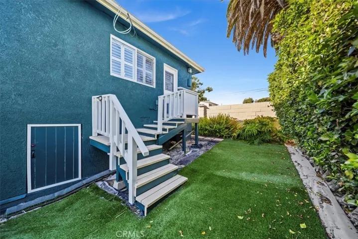 "Grassy" sideyard