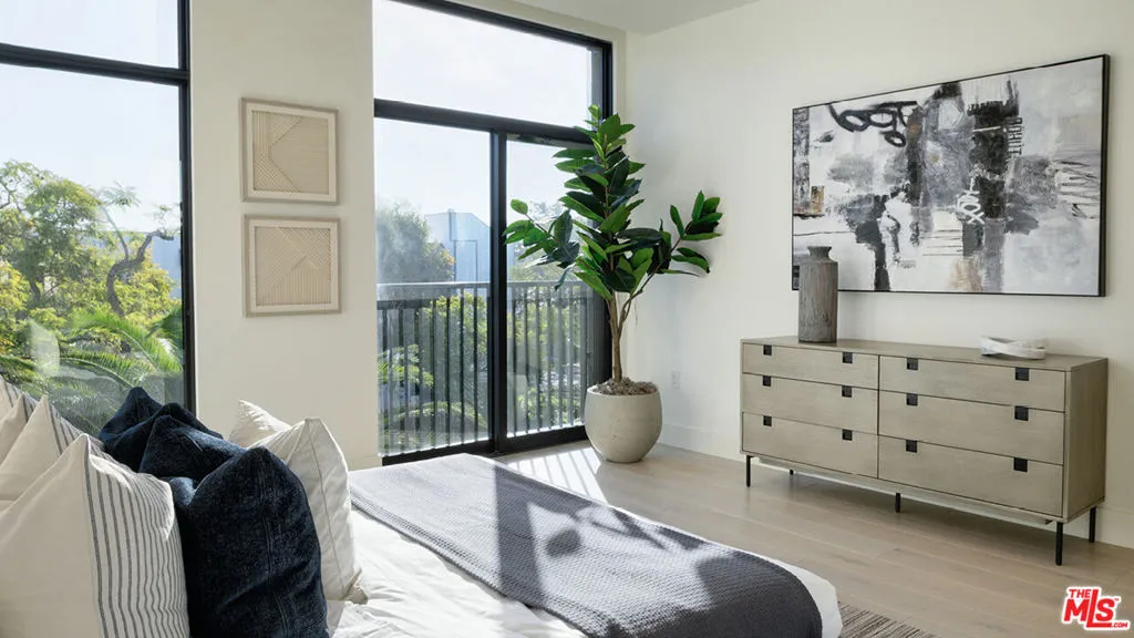 425 N Palm Drive 403, Beverly Hills, California 90210 home-pic-3