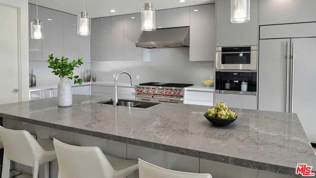 425 N Palm Drive 403, Beverly Hills, California 90210 home-pic-1