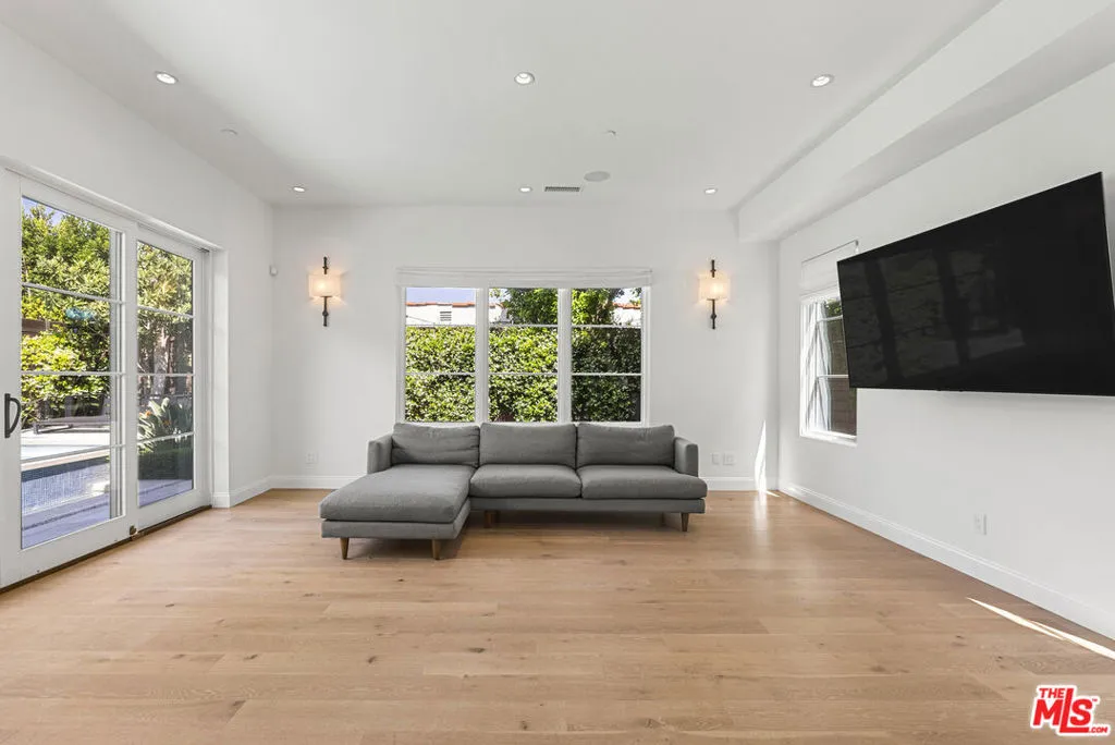 530 N Alta Vista Boulevard, Los Angeles, California 90036 home-pic-22