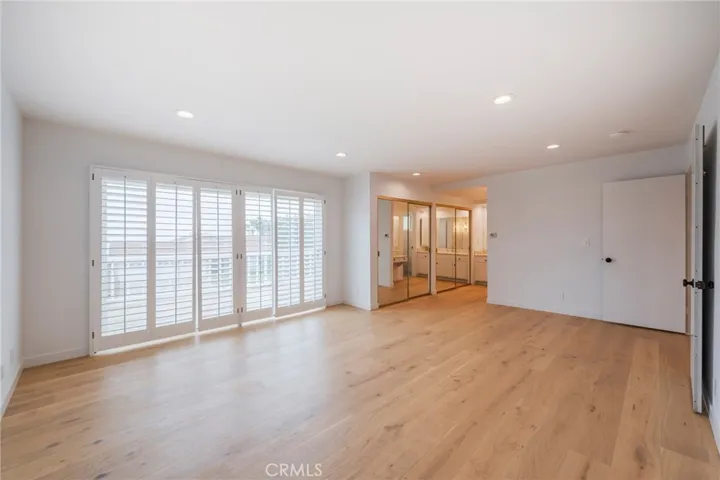 Primary Suite with balcony and Peek-a-boo views