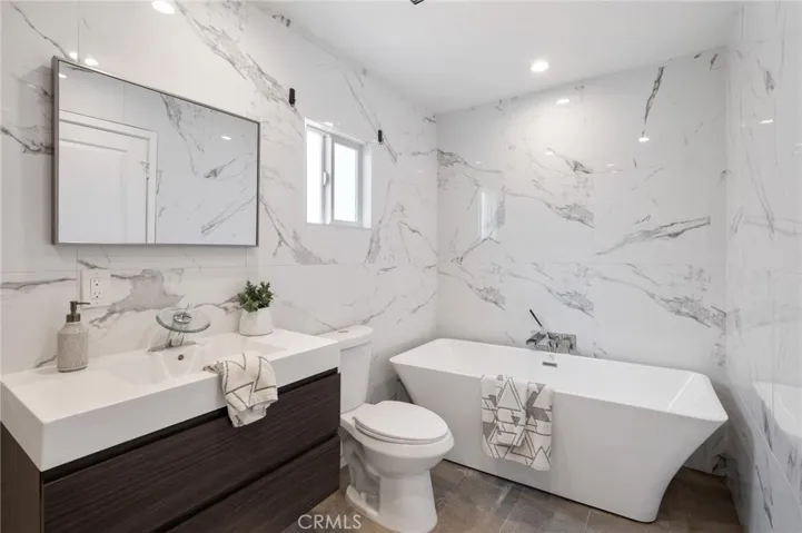 6056 California Avenue, Long Beach, California 90805