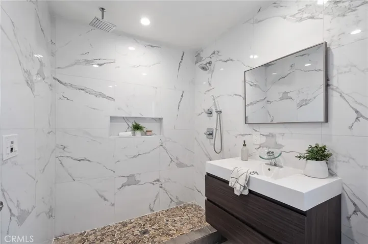 6056 California Avenue, Long Beach, California 90805