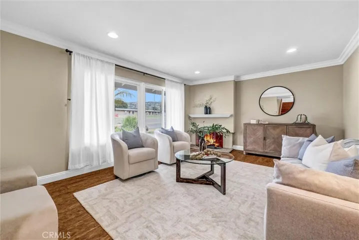 Living room w fireplace