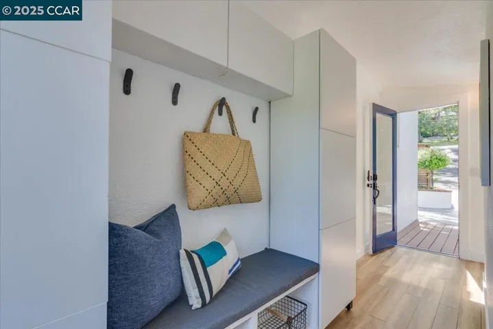 10 El Toyonal, Orinda, California 94563