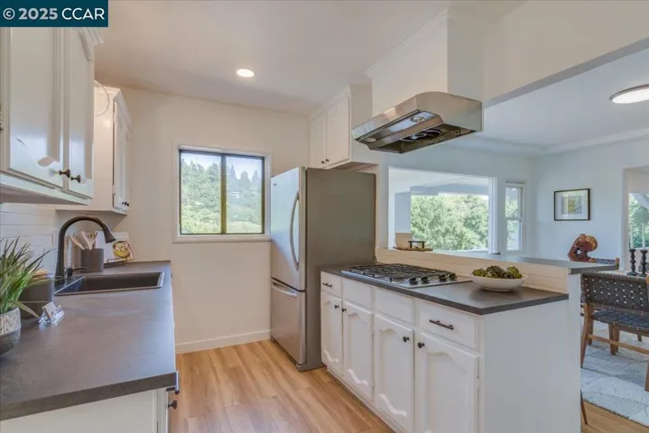 10 El Toyonal, Orinda, California 94563