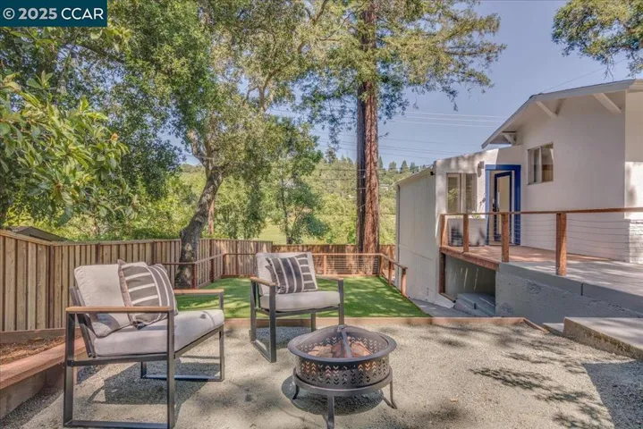 10 El Toyonal, Orinda, California 94563