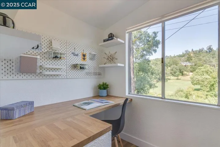 10 El Toyonal, Orinda, California 94563
