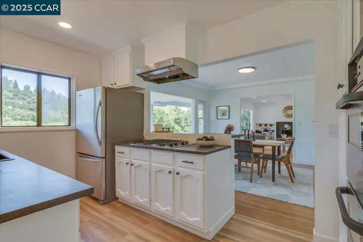 10 El Toyonal, Orinda, California 94563