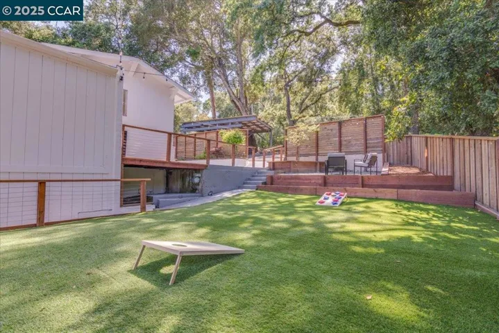 10 El Toyonal, Orinda, California 94563
