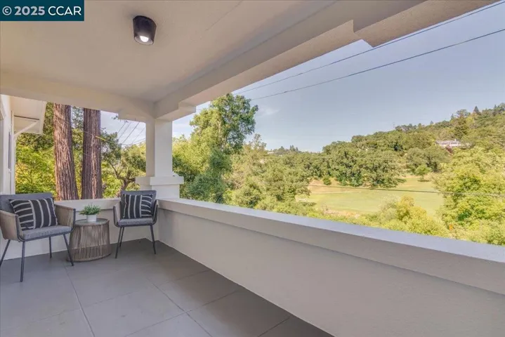 10 El Toyonal, Orinda, California 94563