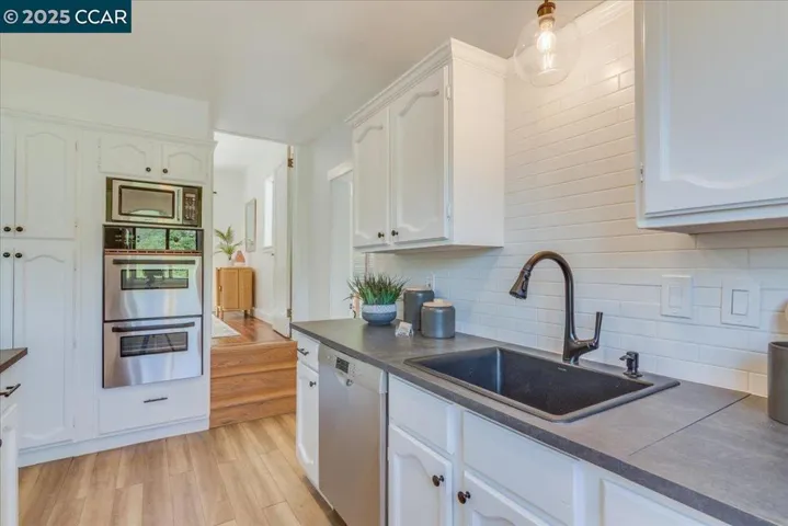 10 El Toyonal, Orinda, California 94563
